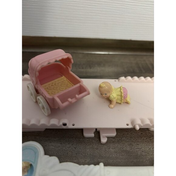 Vintage 1988 Fisher Price #5204 Precious Places Baby Amanda, Complete - Picture 2 of 5